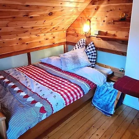 Idyllische Zirbenholz Alpin Huette