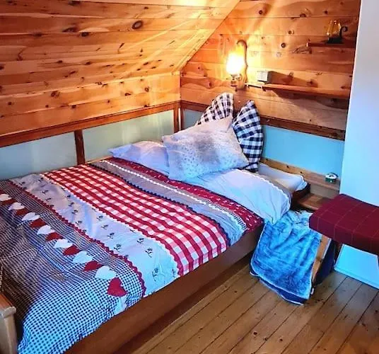 Idyllische Zirbenholz Alpin Huette