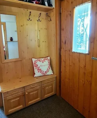 Idyllische Zirbenholz Alpin Huette